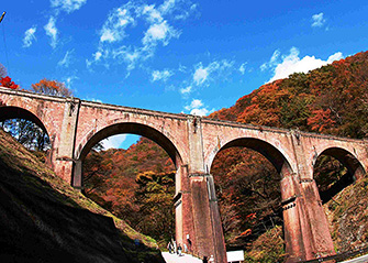 日本最大のレンガ造りアーチ橋「めがね橋」