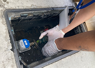 AXsを設置する様子。通信端末との結線作業が不要となります。