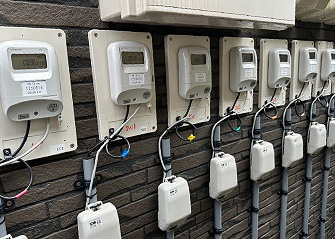 積雪などに対応するため、電子式⽔道メーターと電子カウンタを採用している現場も多くありました。そのような現場では、電子カウンタにIoT-Rを接続しています。