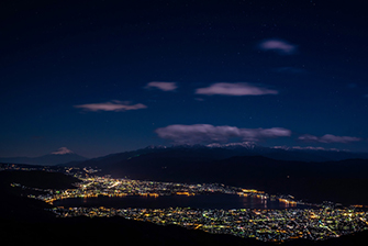 美しい夜景。遠くには富士山がそびえています。