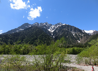 前穂高岳東面の岩壁