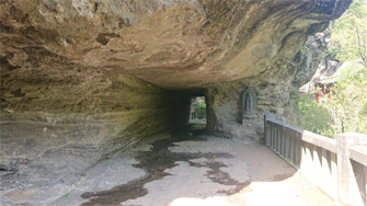 岩のトンネル